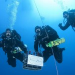 Sub portano cassa di vino in fondo al mare - Copia