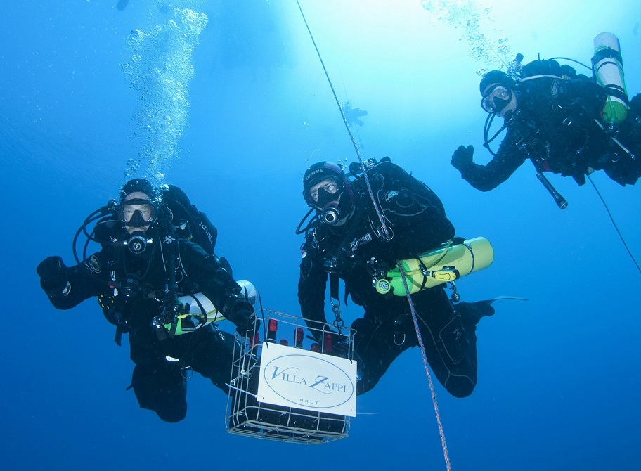 Sub portano cassa di vino in fondo al mare - Copia