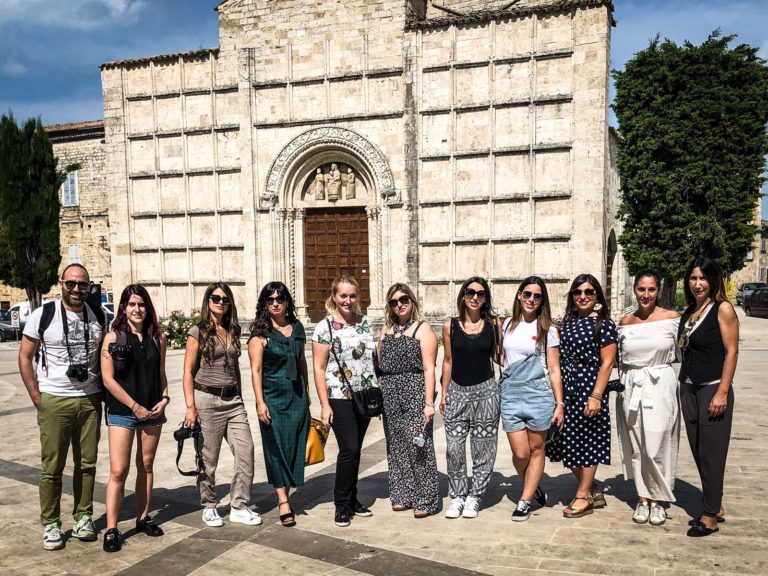 Blogger davanti la chiesa dei SsVincenzo e Anastasio ad Ascoli Piceno