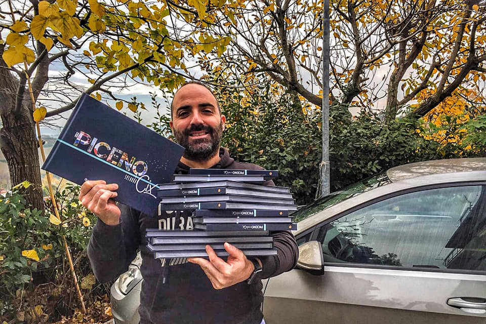 Marco Cicconi con il libro appena stampato