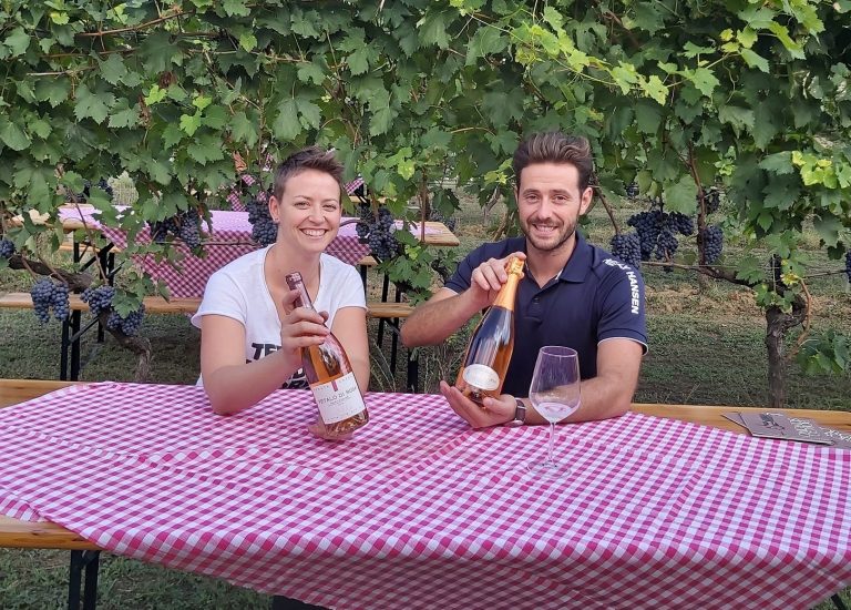 Silvia e Daniele Casali con i due vini rosati premiati