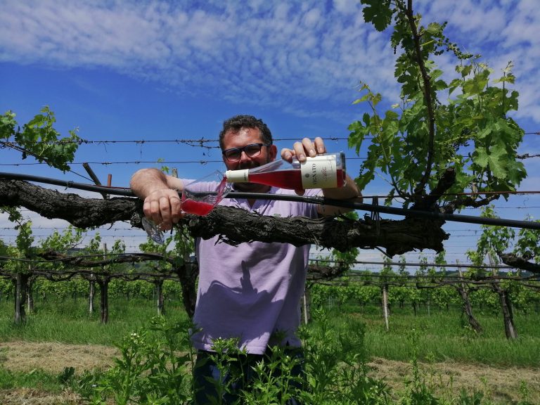 Davide Vignato con il nuovo vino Alba in vigna