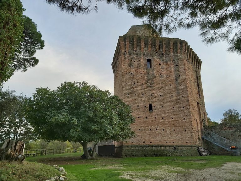 una veduta della Torre di Oriolo