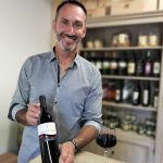 Mauro Altini con il vino premiato - Copia