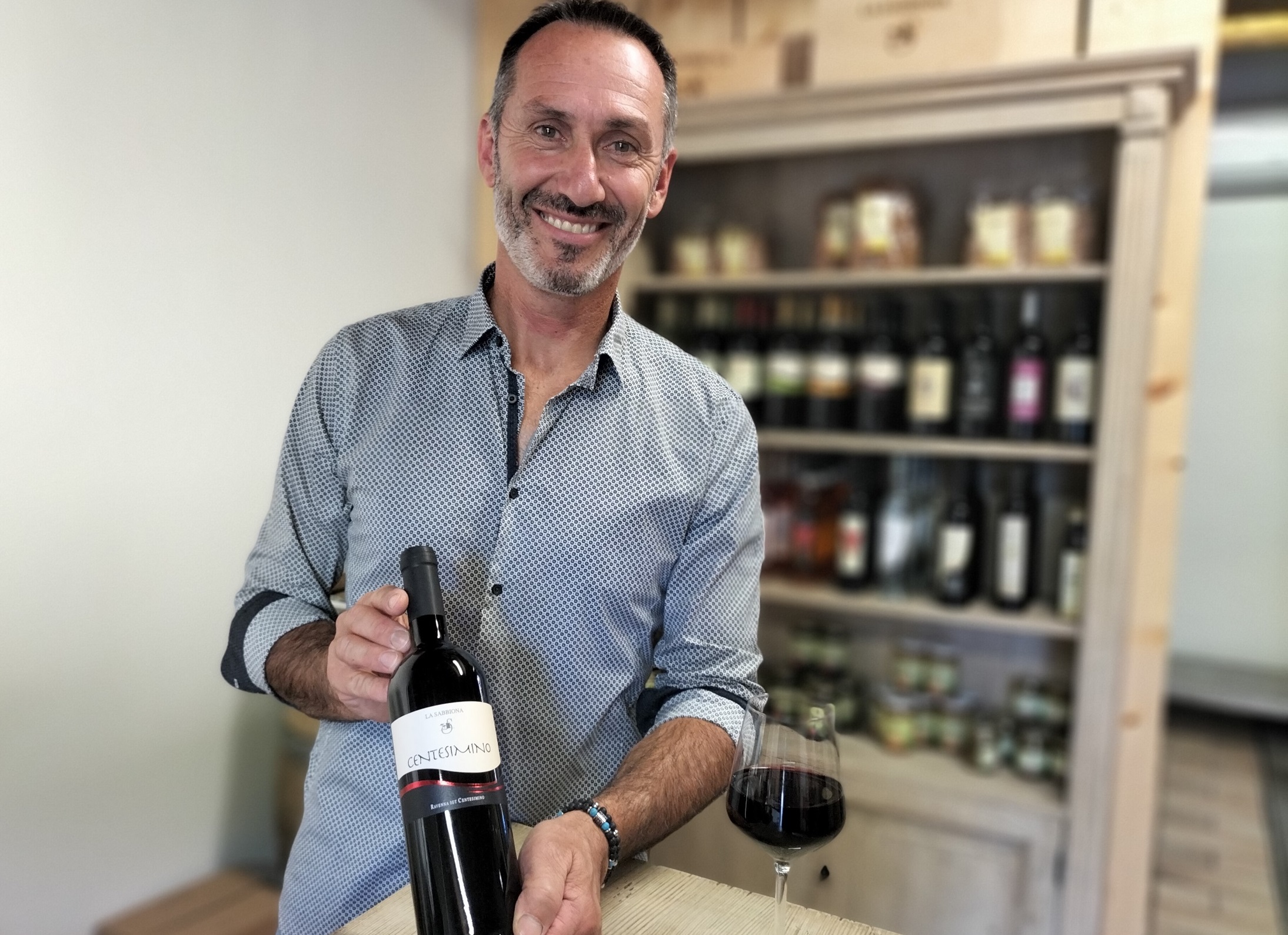 Mauro Altini con il vino premiato - Copia