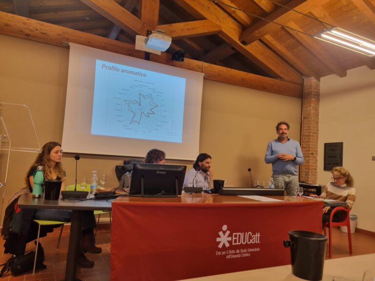 Marco-Profumo-espone-i-risultati-su-Barbesino-e-Malvasia-Rosa-al-convegno-conclusivo-di-SalviBio