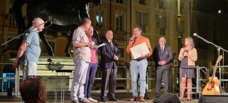 Marco-Profumo-ritira-il-premio-per-Le-Solane