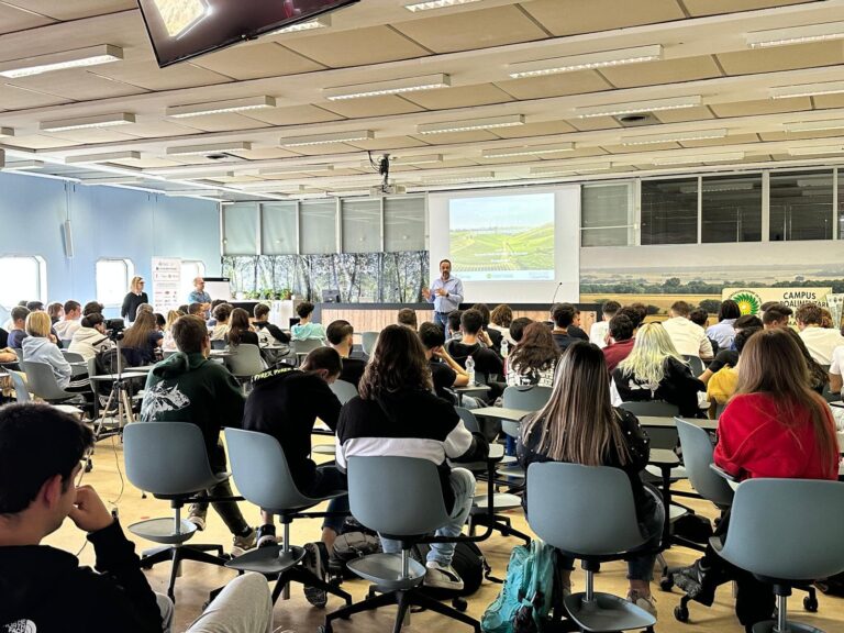 Marco-Profumo-con-gli-studenti-del-Campus-Agroalimentare-Raineri-Marcora-3