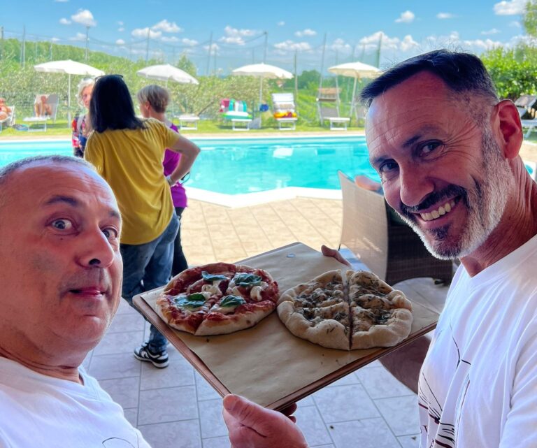 Vino-e-pizza-a-bordo-piscina-a-La-Sabbiona-Copia