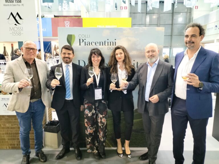 Incontro-delegazione-Consorzio-Vini-Doc-Colli-Piacentini-e-Regione-Emilia-Romagna-a-Vinitaly-2023
