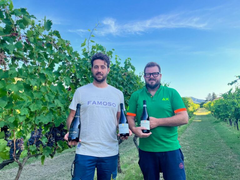 Daniele-Casali-e-Francesco-Casali-con-i-tre-vini-premiati