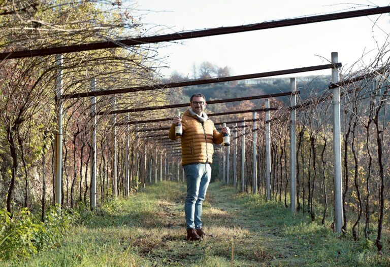 Davide-Vignato-in-vigna-con-il-nuovo-vino
