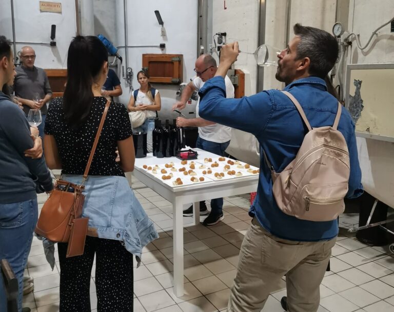 Degustazione-itinerante-a-Cantine-Campana-con-abbinamento-cibo-vino