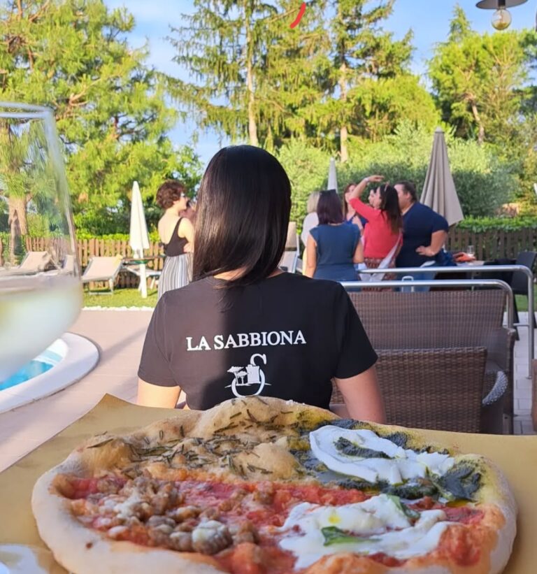 Pizza-e-vini-a-bordo-piscina-2025
