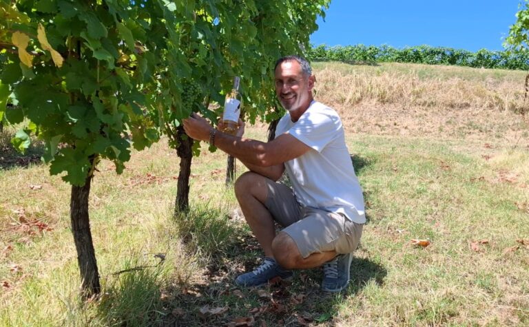 Mauro-Altini-con-Punto-a-capo-nella-vigna-di-Trebbiano