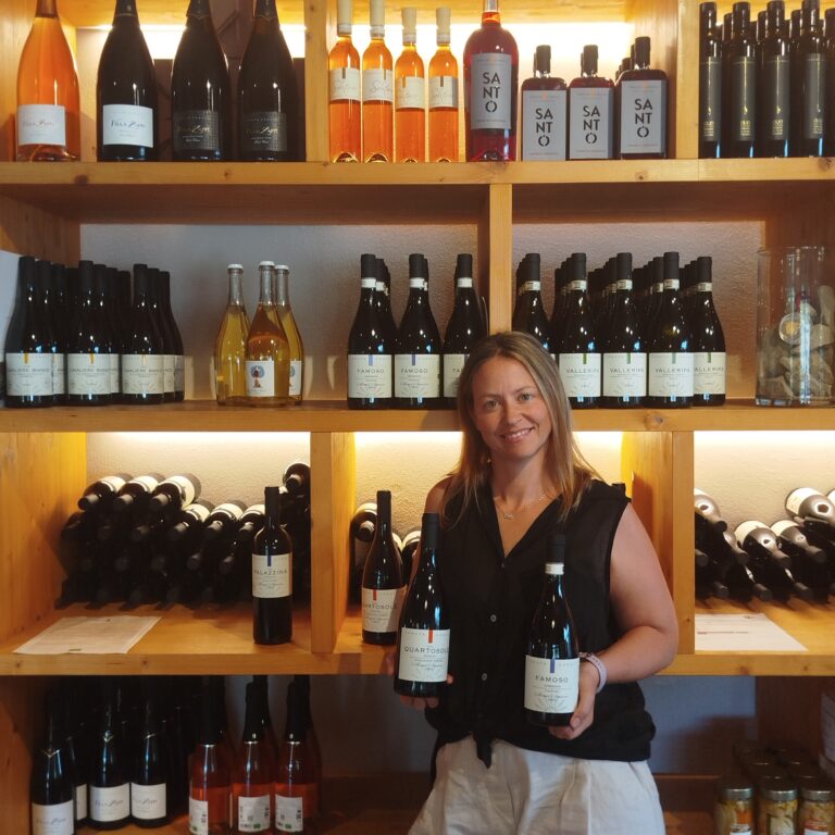 Silvia Casali con i due vini premiati al Concorso enologico Città del Vino